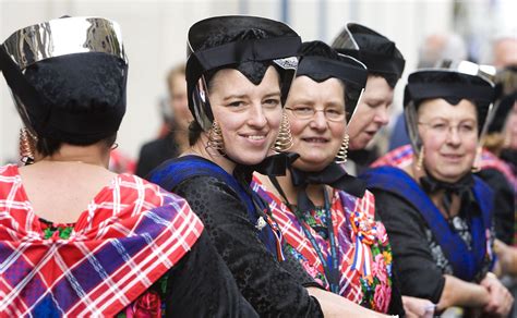 roemeense klederdracht|Roemeens klederdracht met zwarte strepen en。